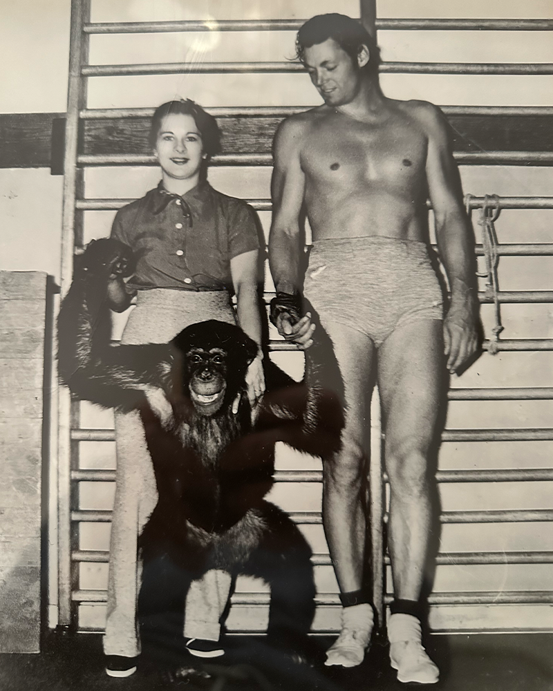 Erna Sinclair on set with Tarzan actor and chimpanzee — vintage photo